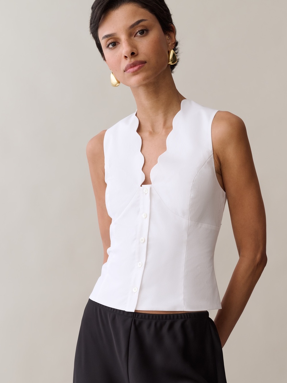 kourt

Mayci Cotton Top Sleeveless Scallop-Trim Button Front Top - White